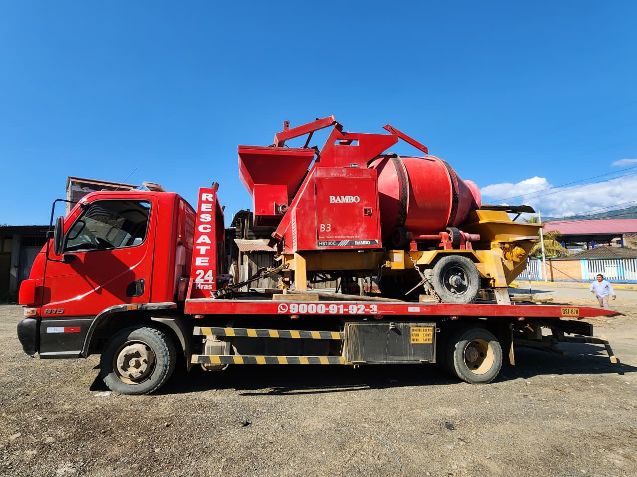 Equipos de construcción transportados en la plataforma de Grúas Ayacucho